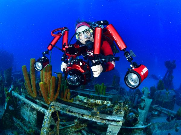 Isotta rode onderwaterbehuizing met camera onder water.