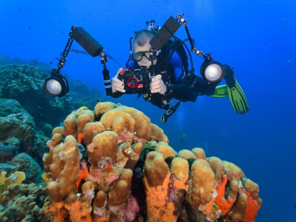 Duiker met OM System TG-7 onderwatercamera