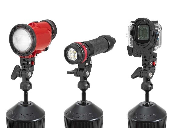 Een flitser of lamp op een float arm plaatsen