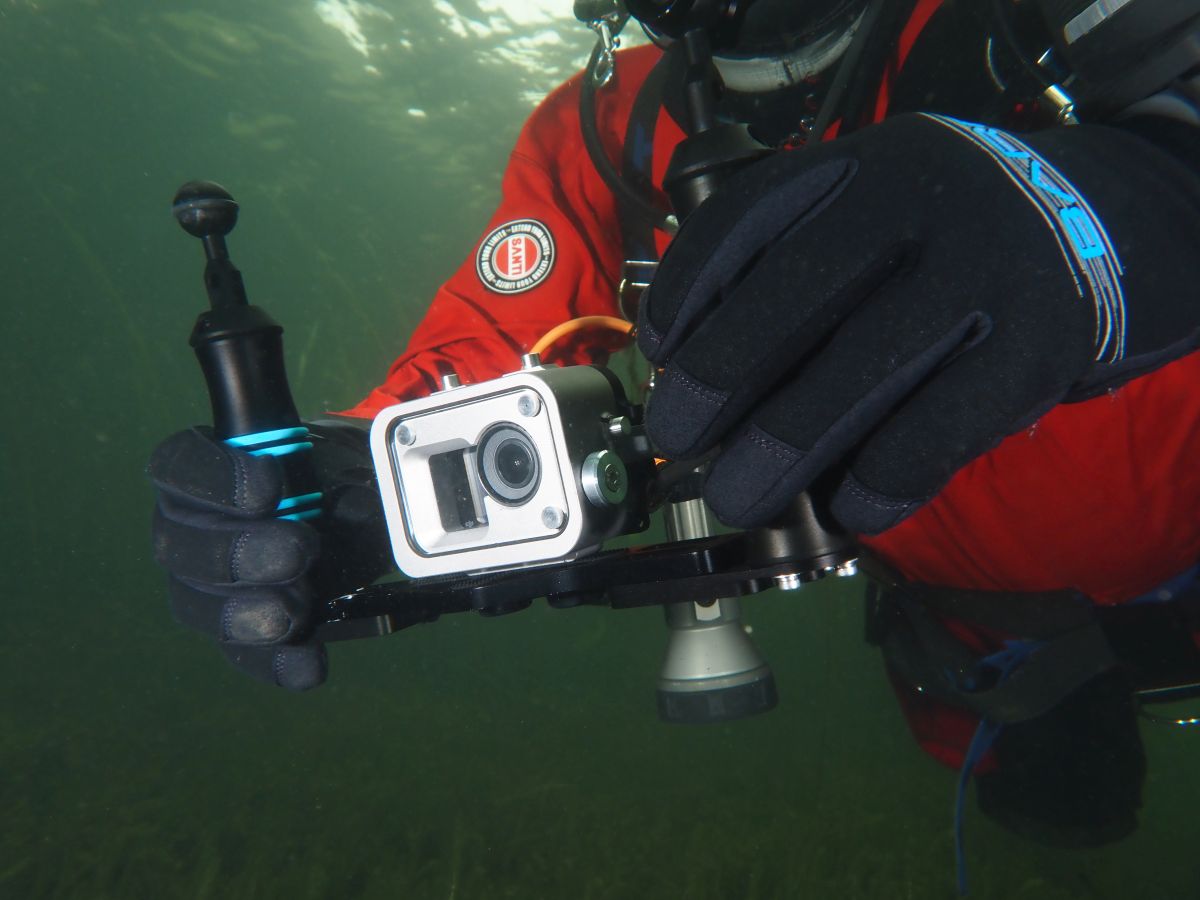 Tray met handvatten bij een action cam